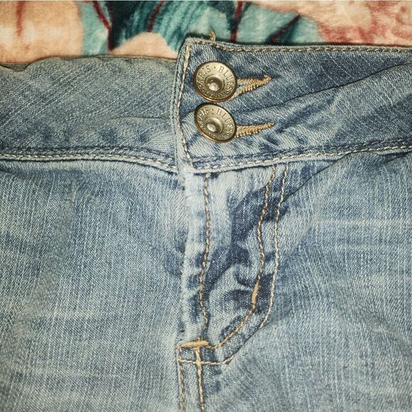 Size 9 Shorts - Picture 2 of 7